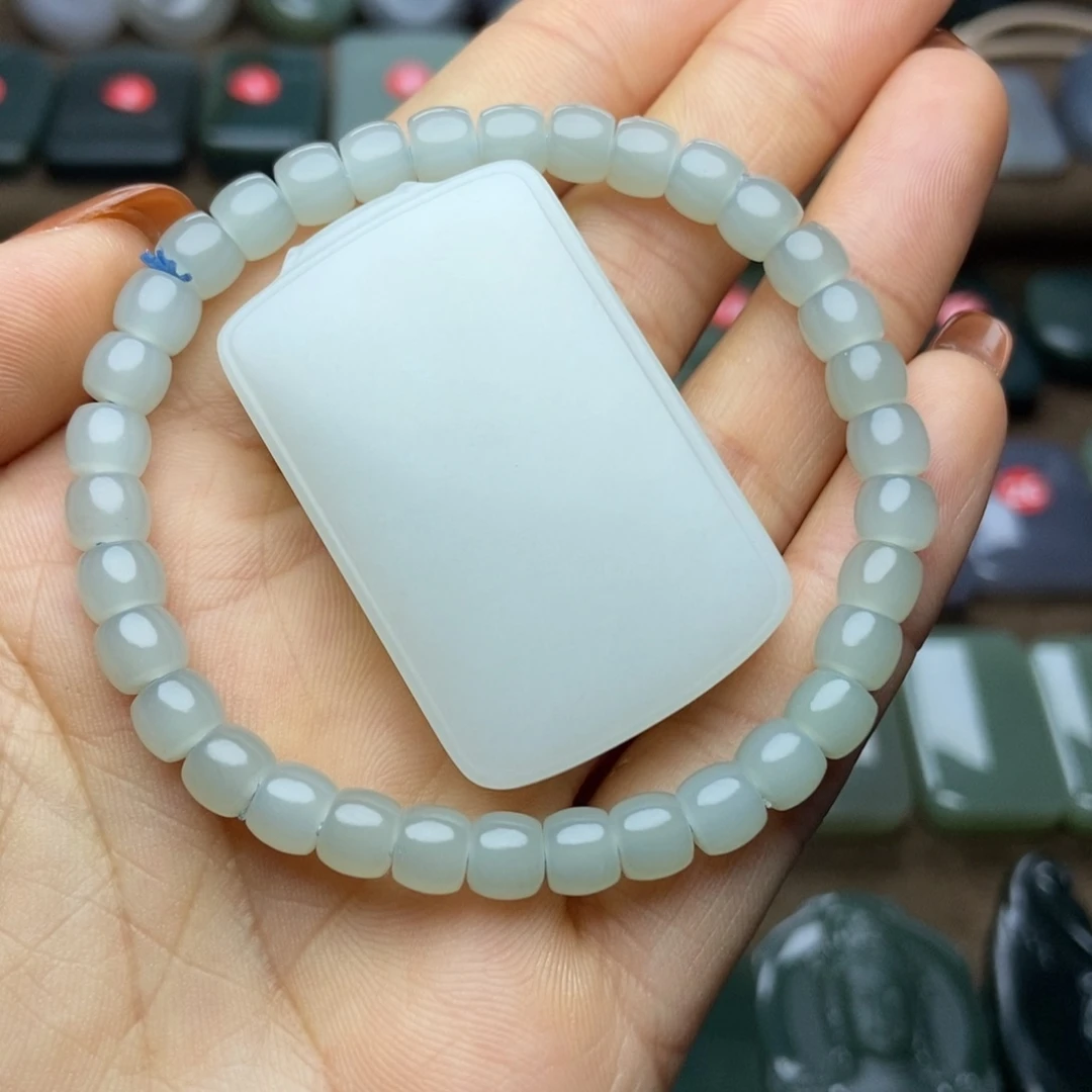 啡***路和田玉未镶嵌颈饰