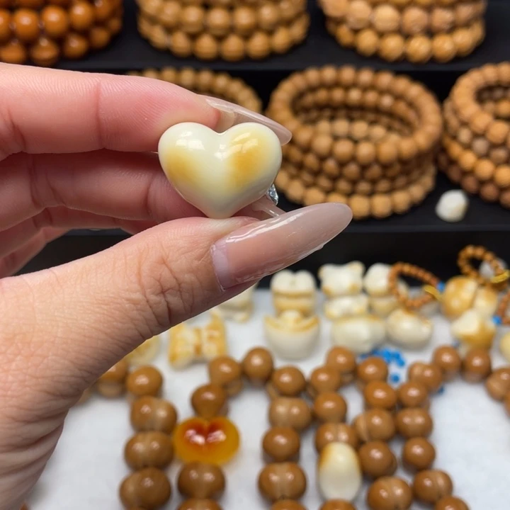 亚***飞猴头核桃吊坠爱心配饰