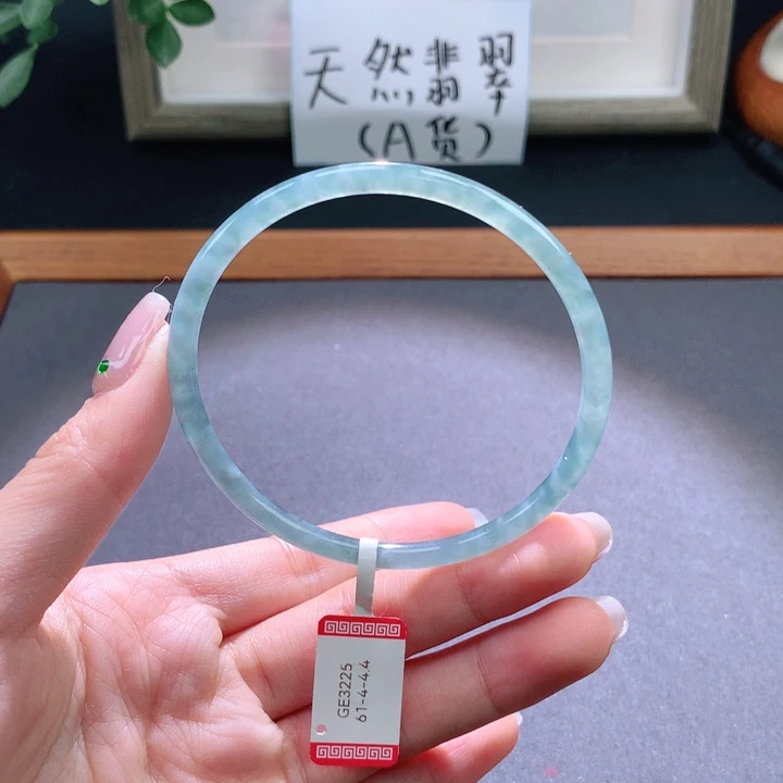 翡翠手镯未镶嵌天然翡翠手镯