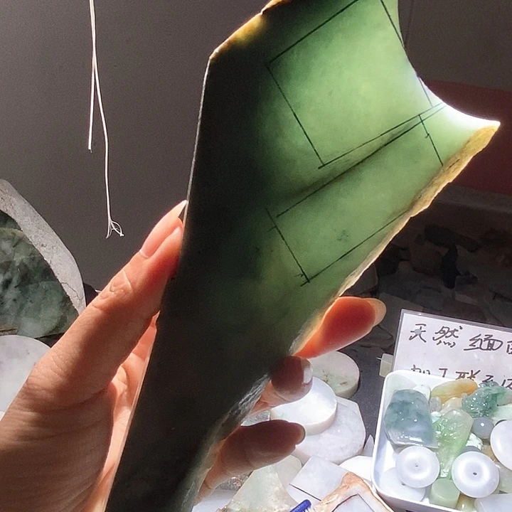 长***浅颈饰未镶嵌翡翠天然翡翠