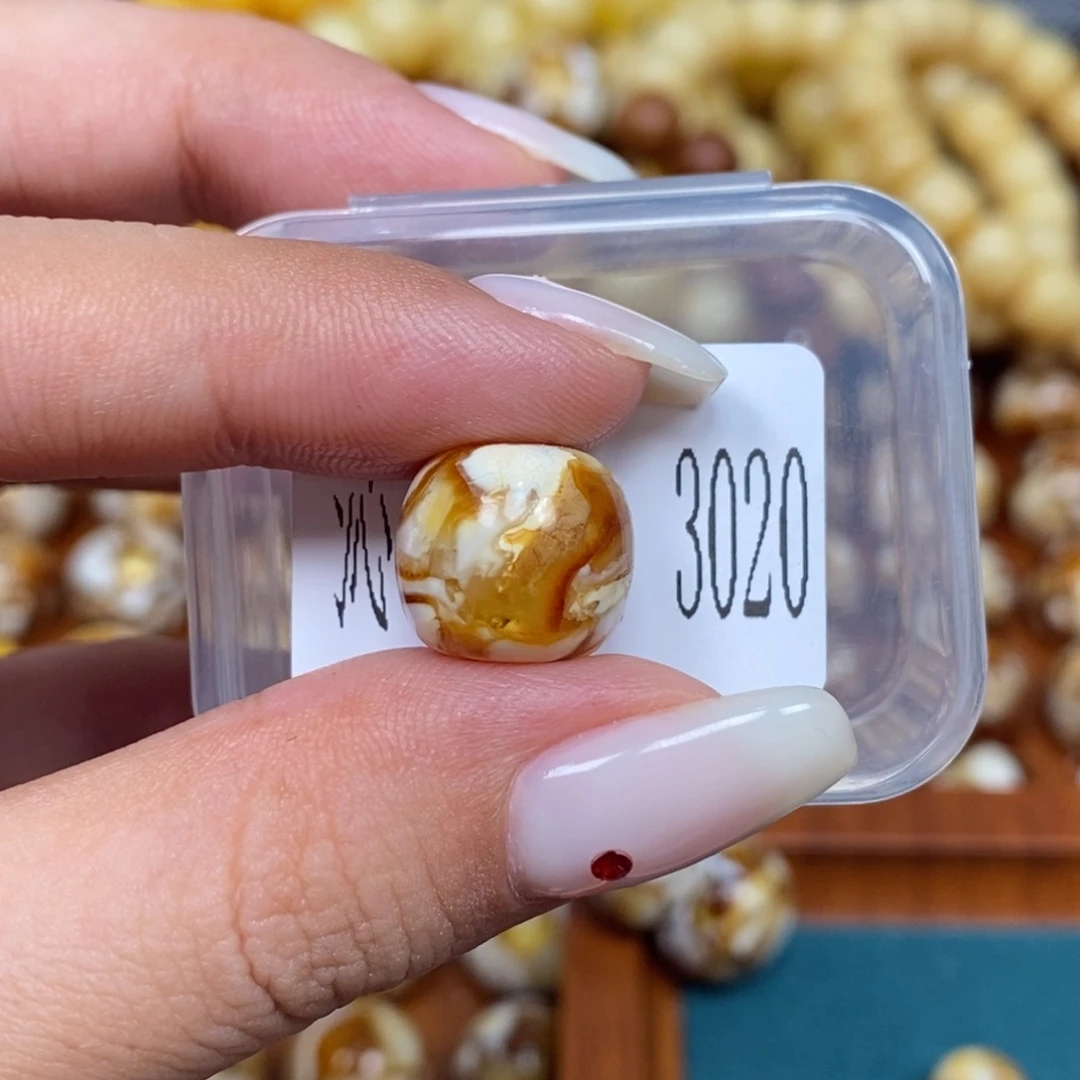 蜜蜡未镶嵌珠宝奇石3020