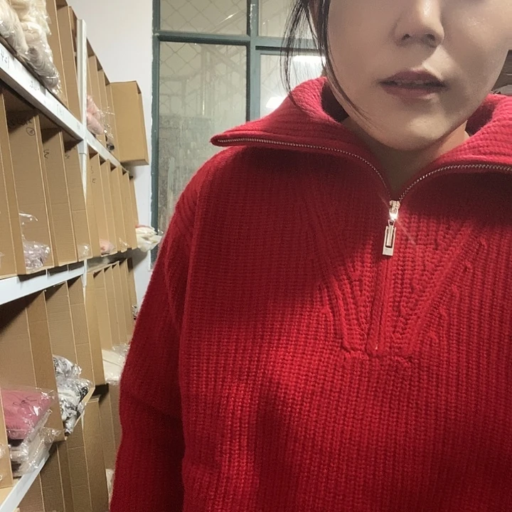 红色半拉链。        我