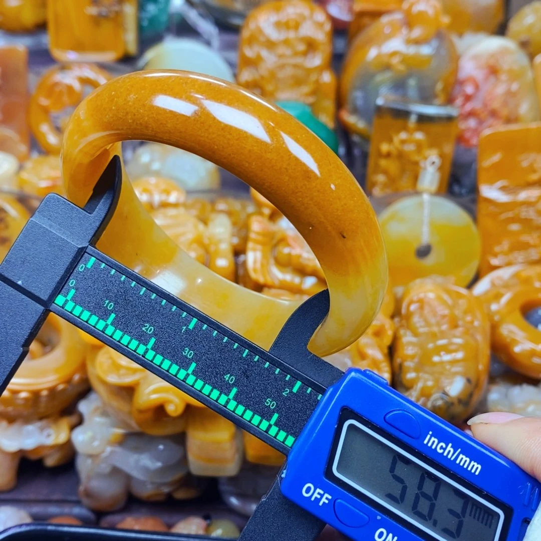 未镶嵌石英质玉（黄龙玉）颈饰