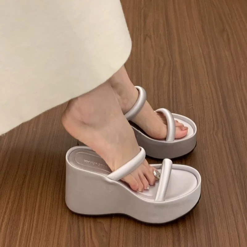 增高厚底防水台露趾一字拖鞋女夏季外穿显瘦百搭松糕底沙滩凉拖鞋