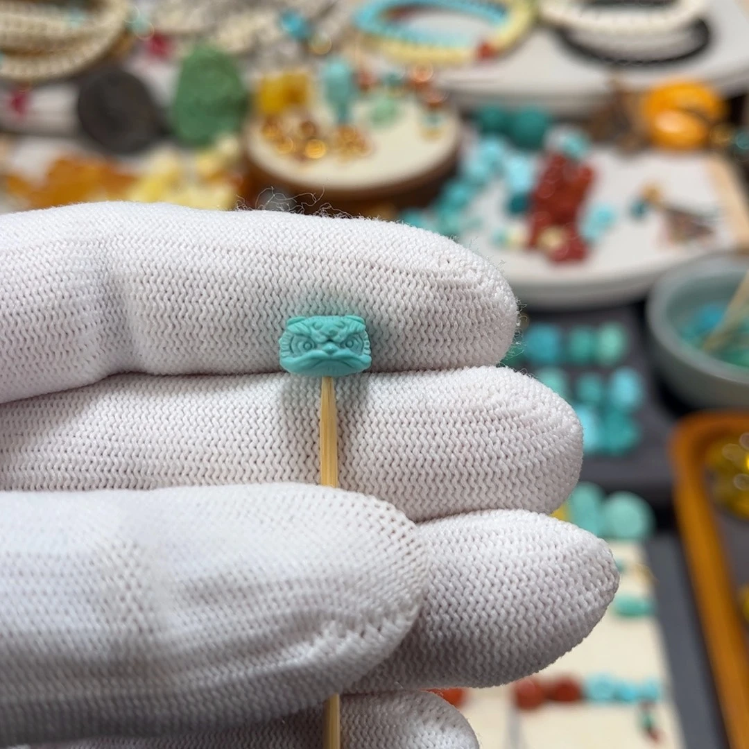 绿松石未镶嵌雕刻件醒狮