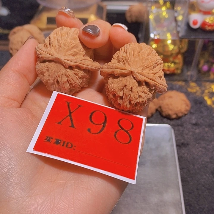 文玩核桃吊坠白狮子40