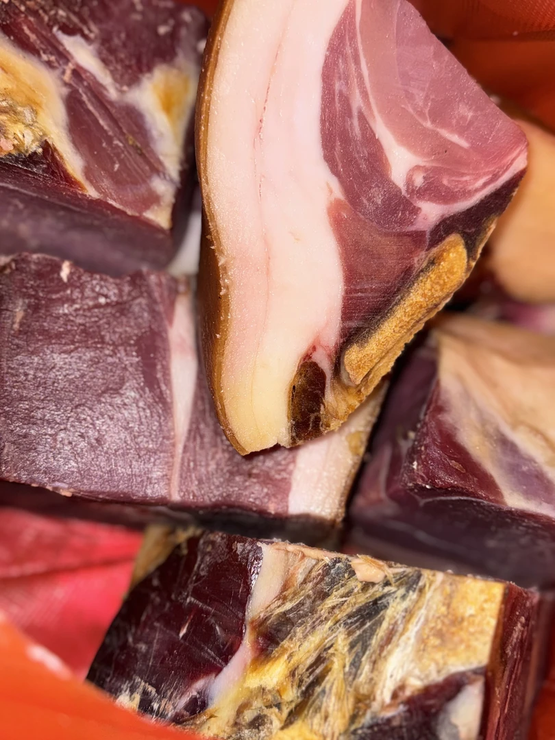 左门乡彝族烟熏火腿农户自家熟食喂养猪