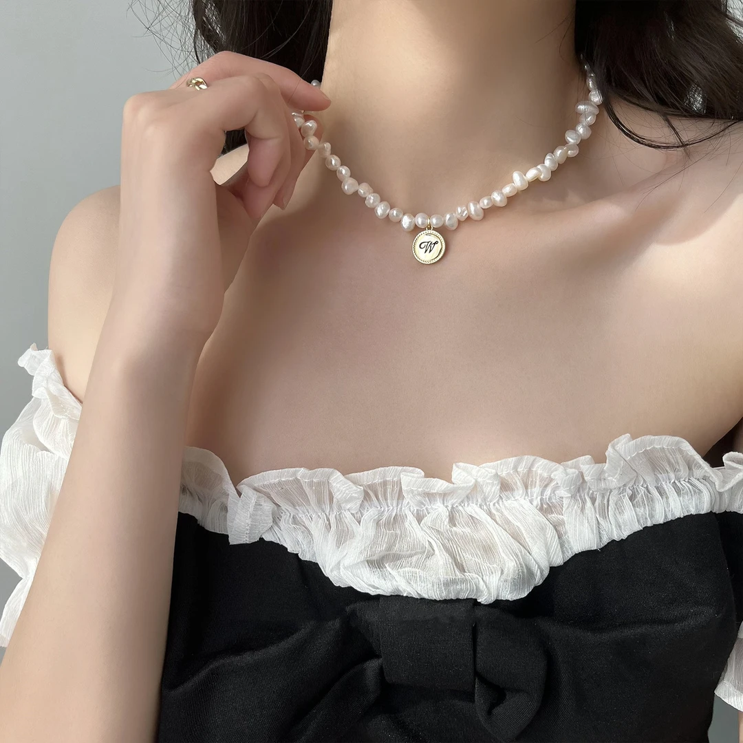 钛钢项链 不规则锁骨链字母颈链气质复古轻奢极简圆牌S