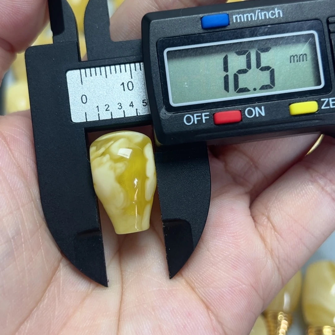 *****琥珀未镶嵌裸石三通