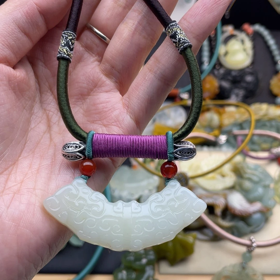 蛇纹石玉颈饰未镶嵌