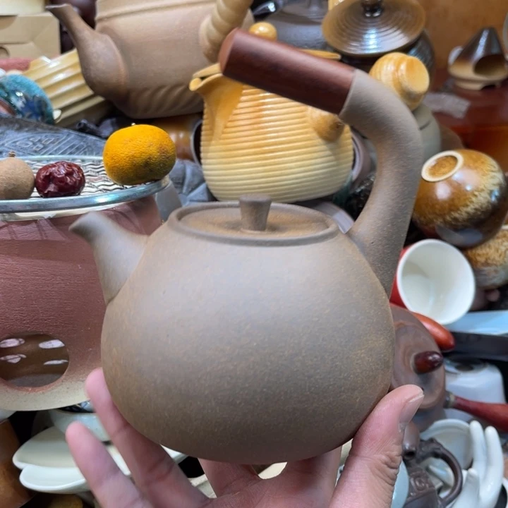 瓷片播音室是由电视编导人员