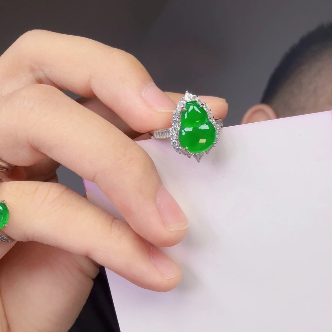 翡翠未镶嵌颈饰一件