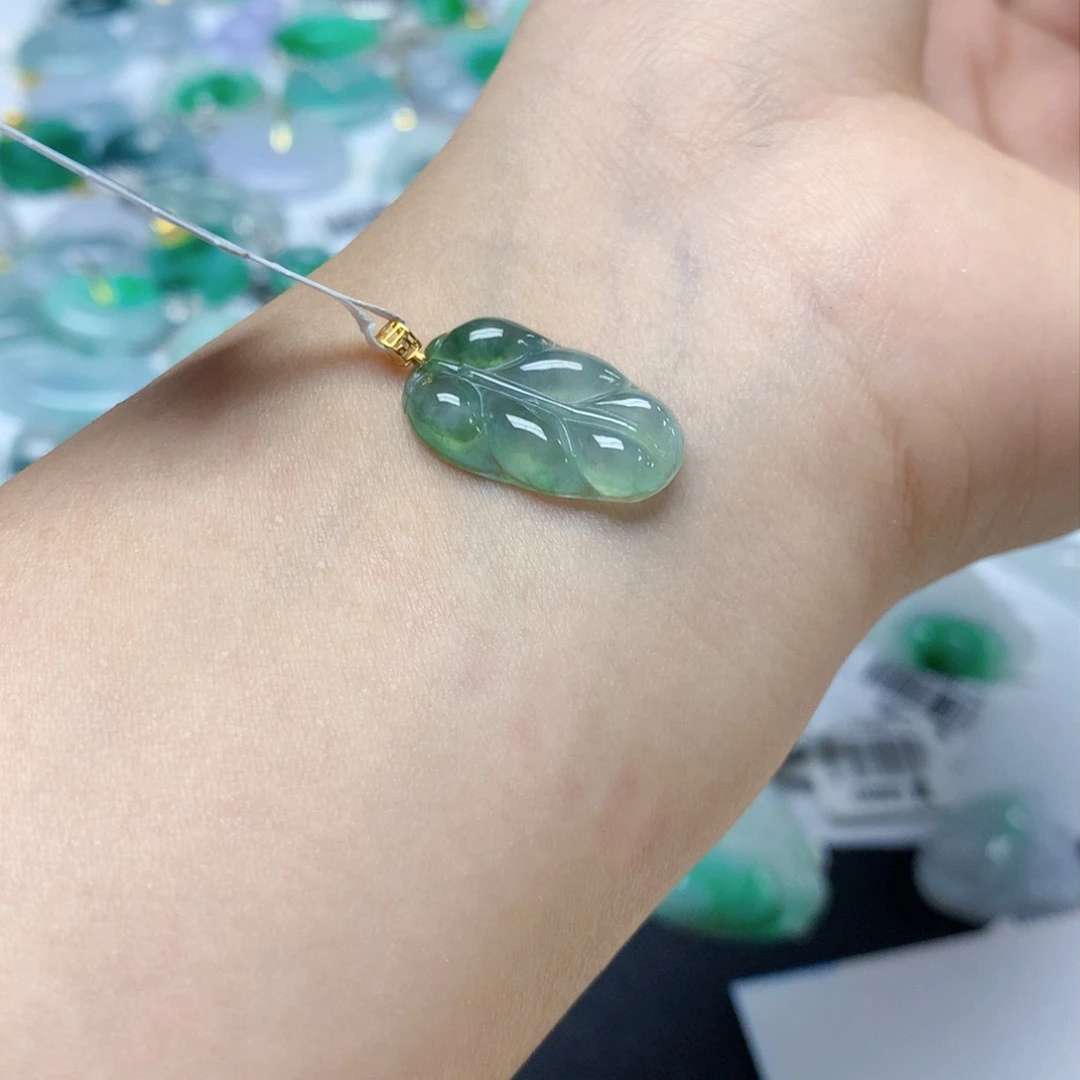 颈饰18K金镶嵌翡翠