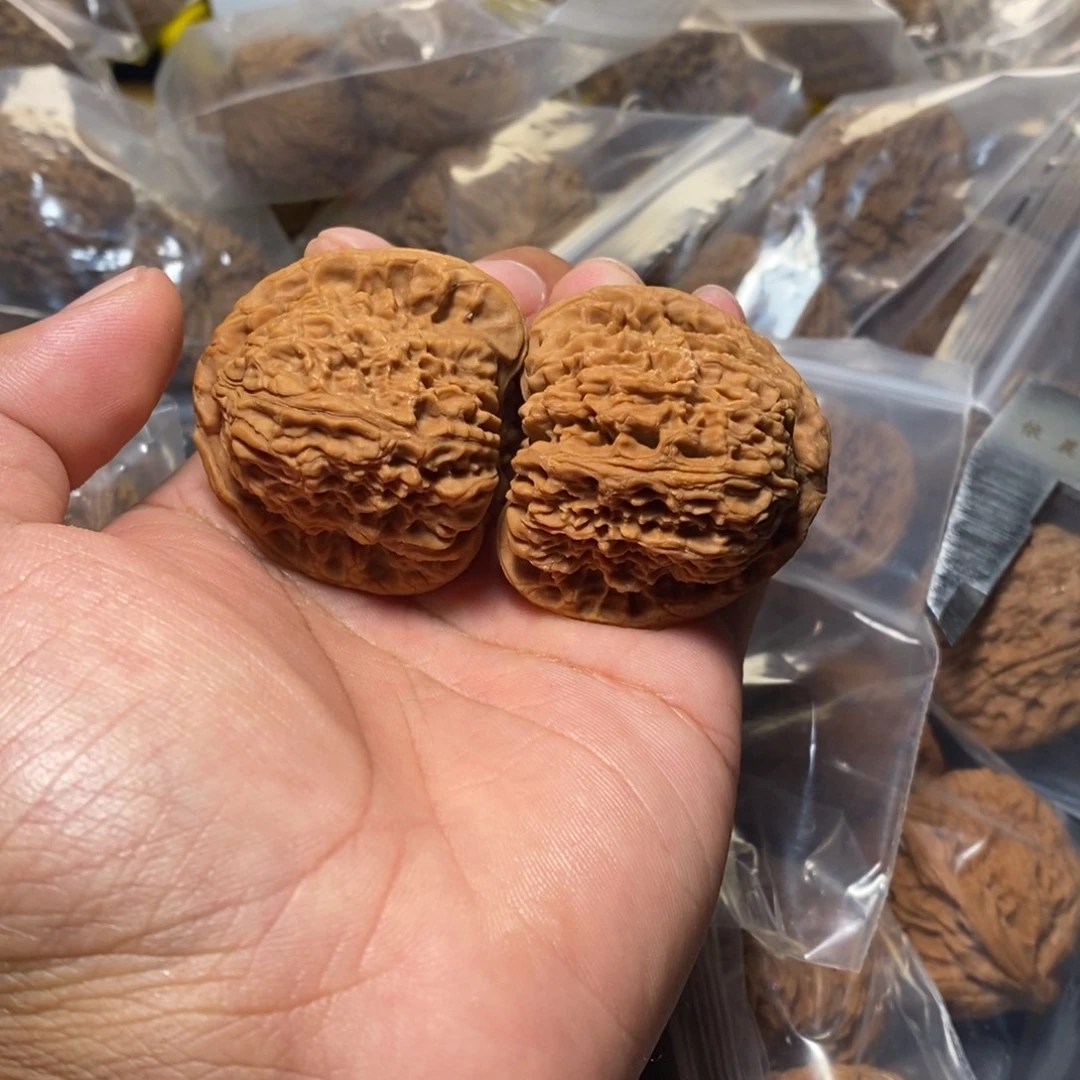 左***手核桃文玩核桃南疆石有黄003