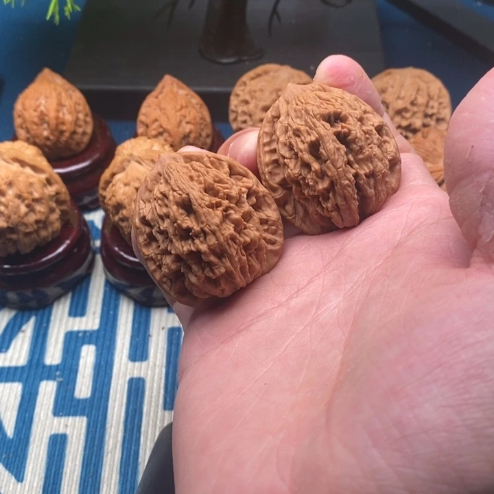 37麦穗虎头文玩核桃