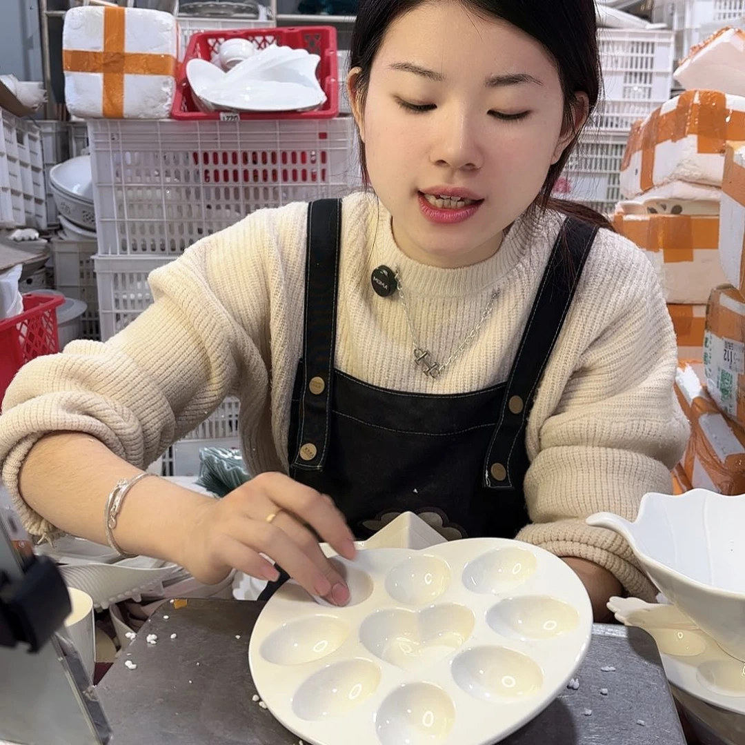 盘微瑕产品………爱心蛋盘一个