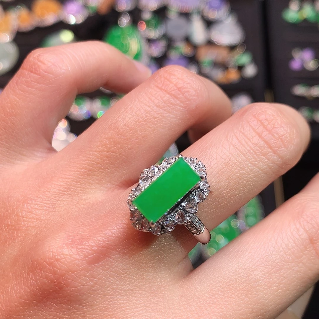 翡翠18K金镶嵌戒指正阳满绿无事牌戒指