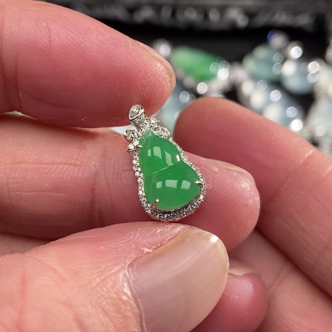 颈饰18K金镶嵌翡翠葫芦