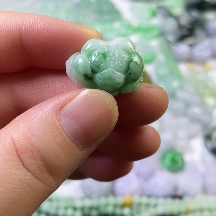 翡翠未镶嵌颈饰花