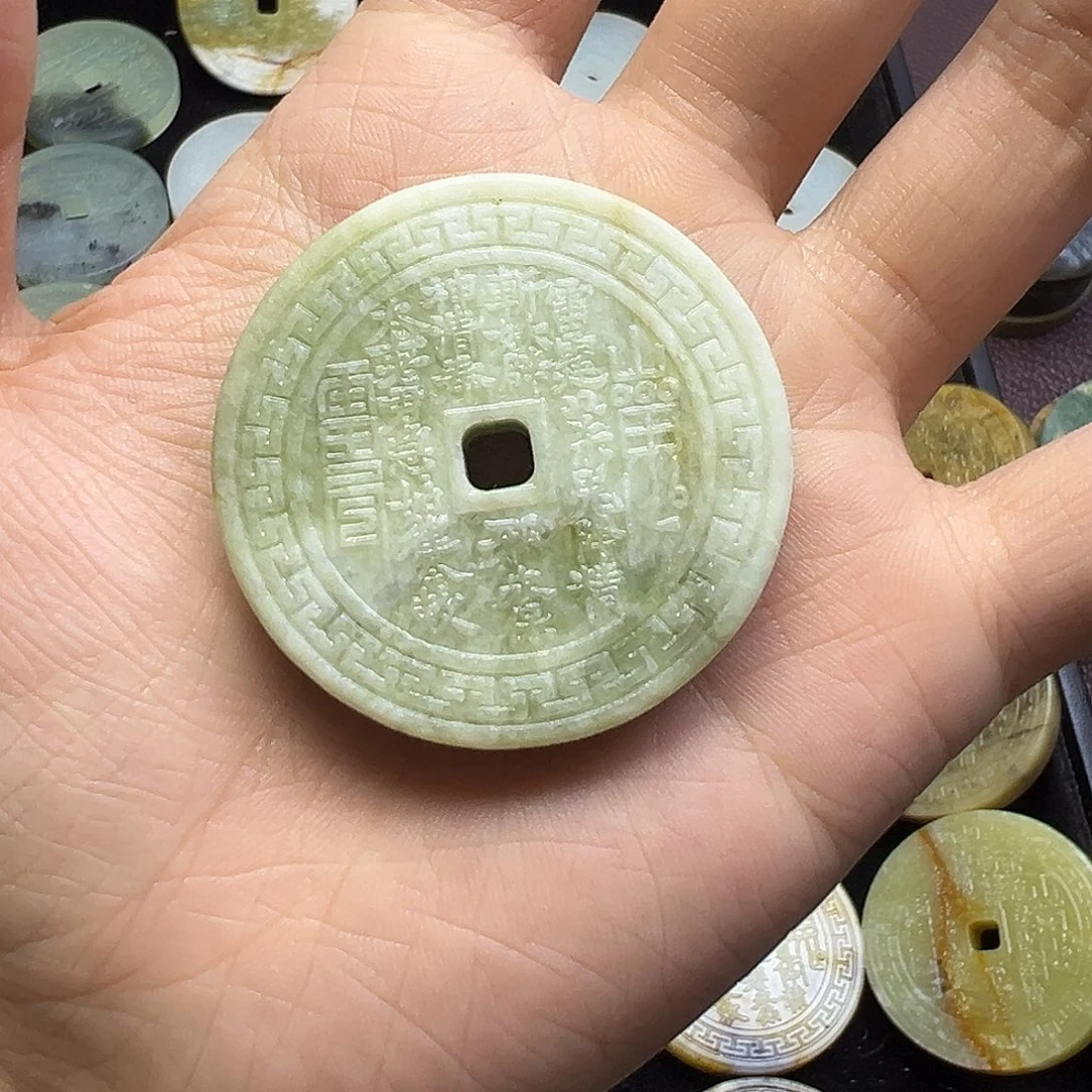郇****未镶嵌蛇纹石玉颈饰
