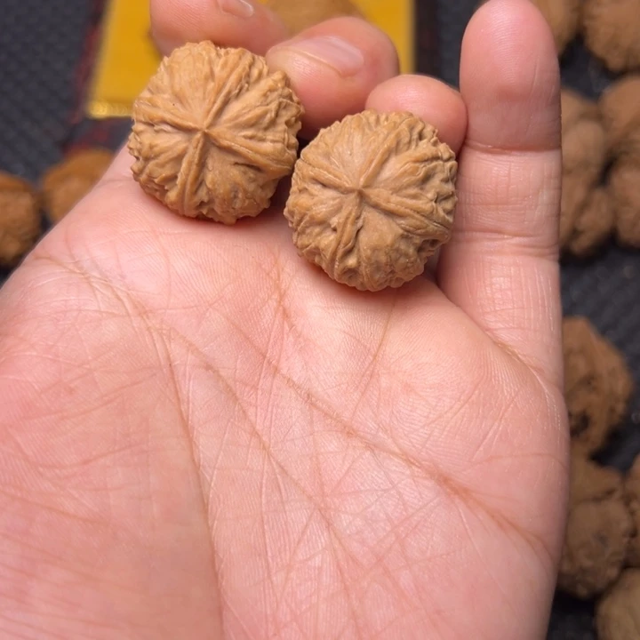 文玩核桃吊坠四棱