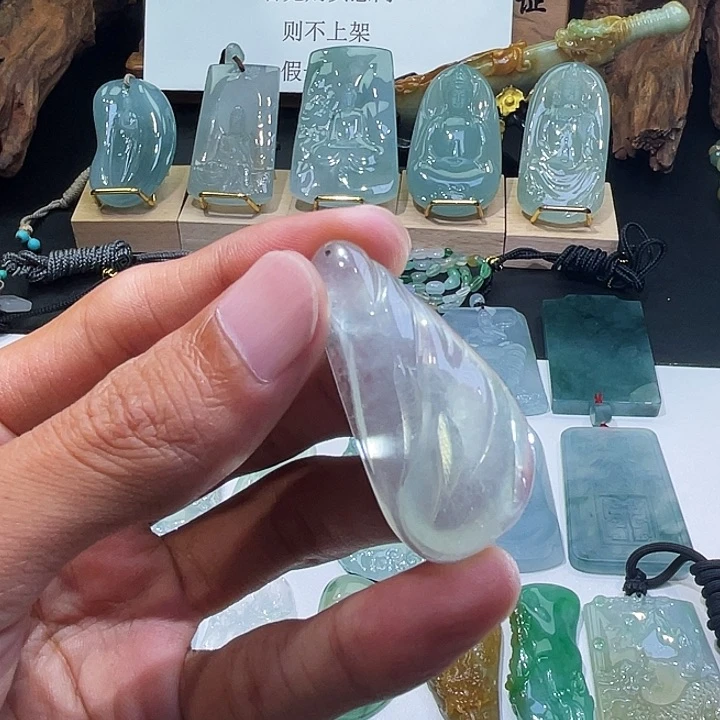 颈饰未镶嵌翡翠力争上游冰种翡翠