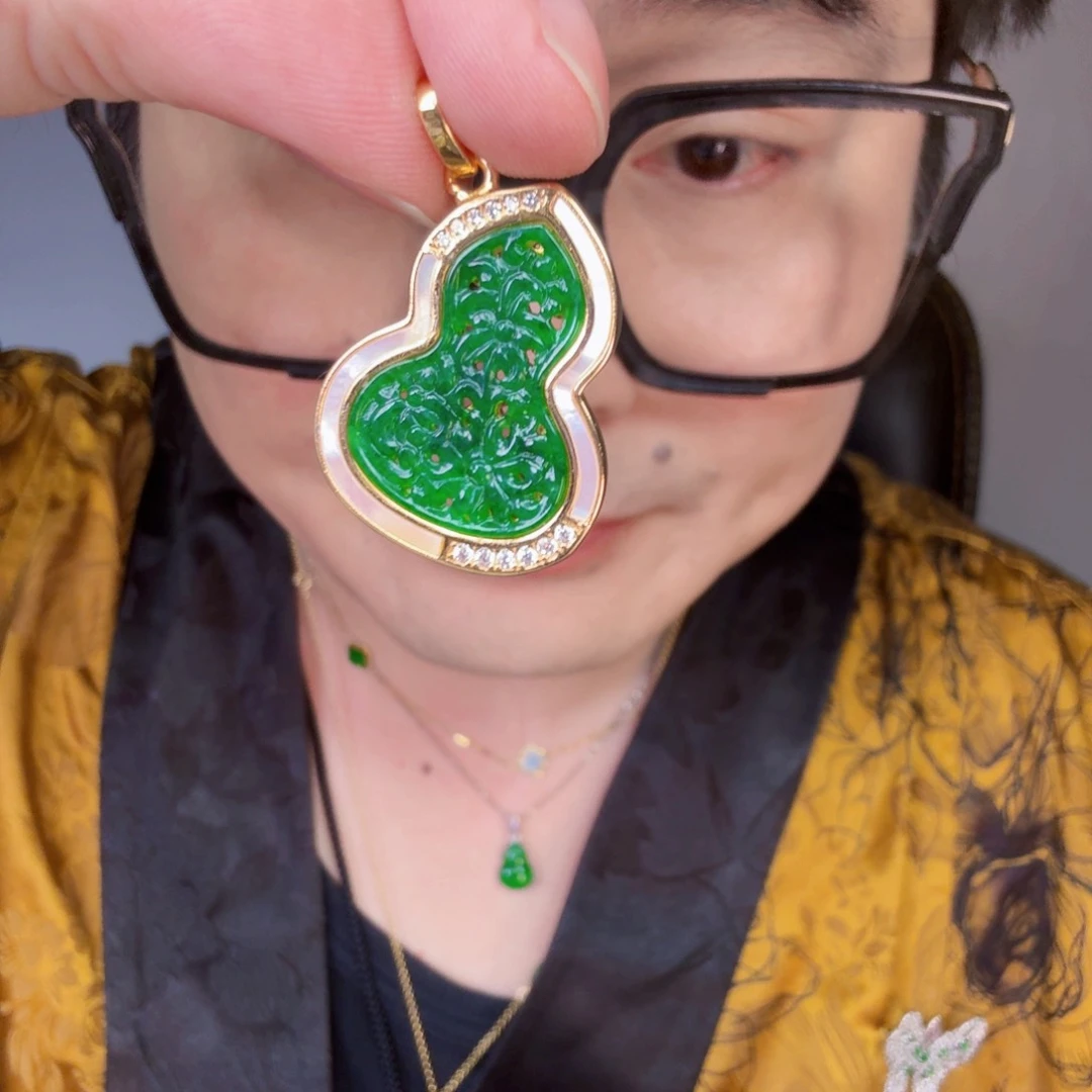 翡翠未镶嵌颈饰一套