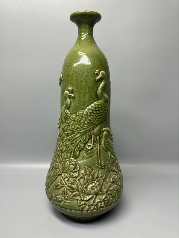 耀州窑绿釉雕刻孔雀瓶子瓷器摆件