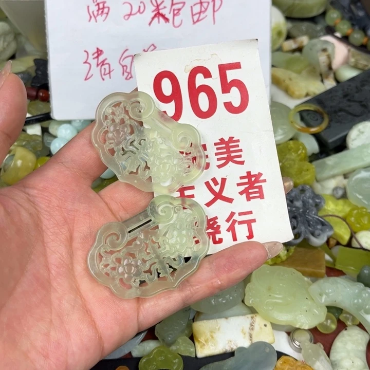 蛇纹石玉足银镀金镶嵌颈饰