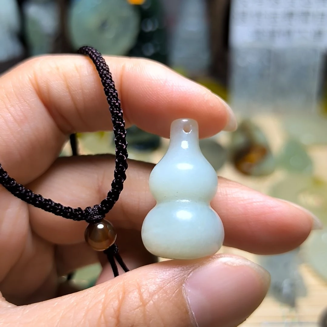 岫玉未镶嵌吊坠(不含链)慕**?