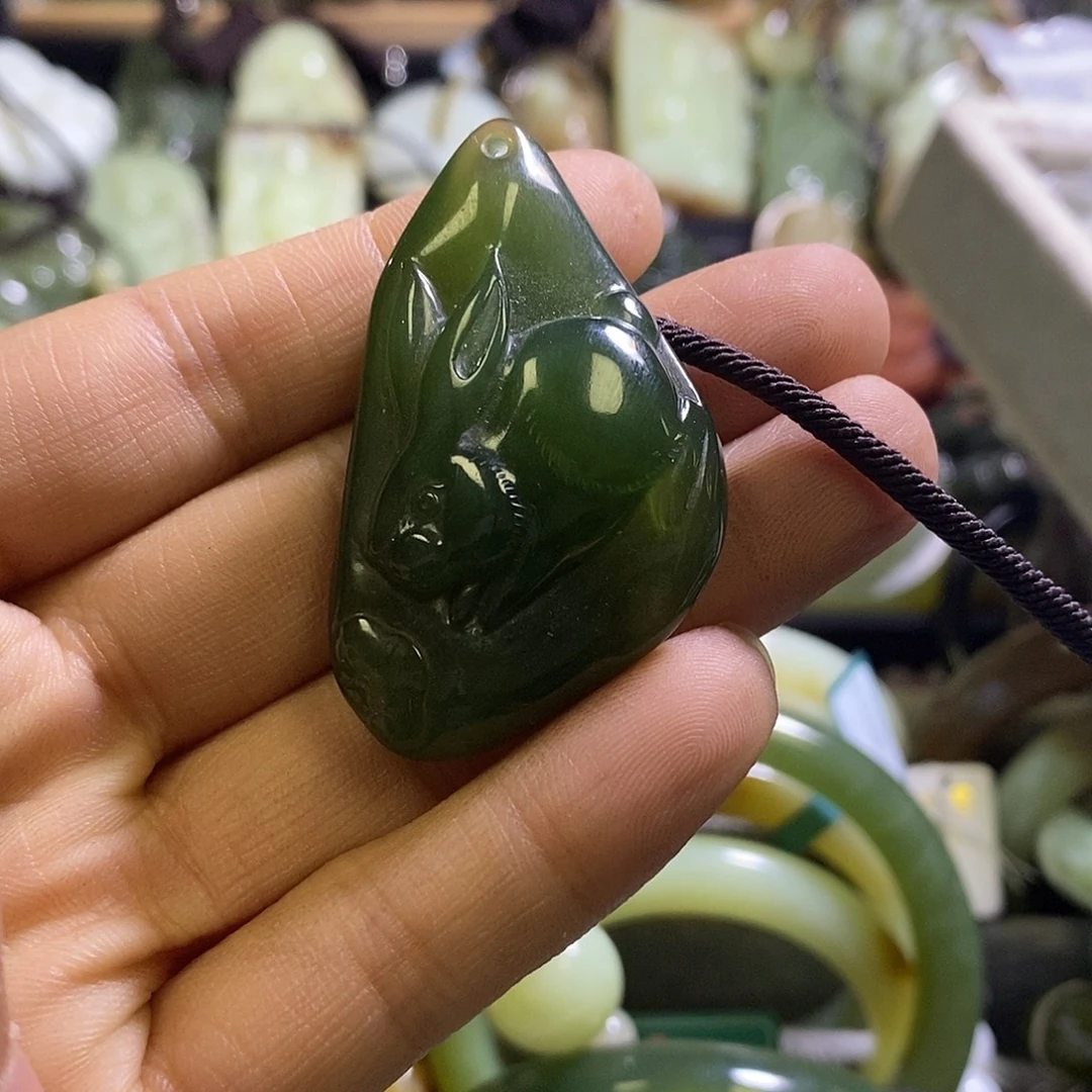 岫玉未镶嵌颈饰兔子