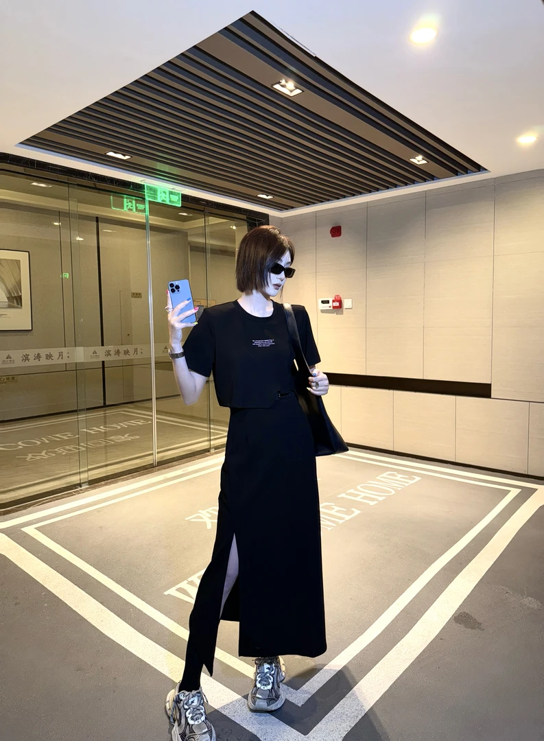 邓蕾婷【一秒种草】夏季字母印花设计上衣气质时尚开叉半裙显瘦套装