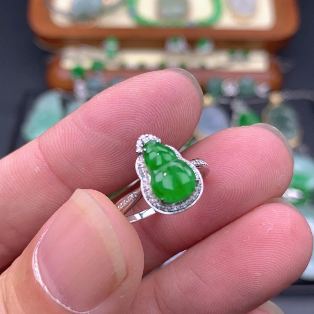 翡翠18K金镶嵌颈饰葫芦