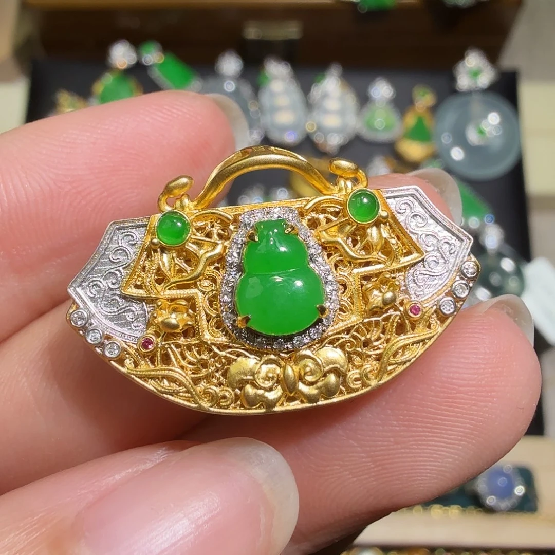 翡翠18K金镶嵌颈饰