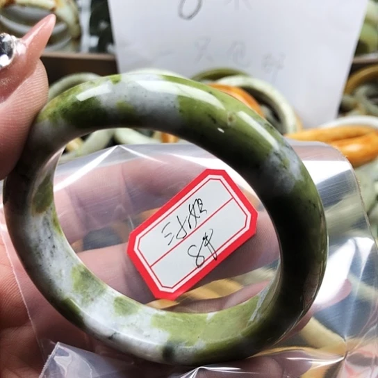 蛇纹石玉手镯未镶嵌三*姐