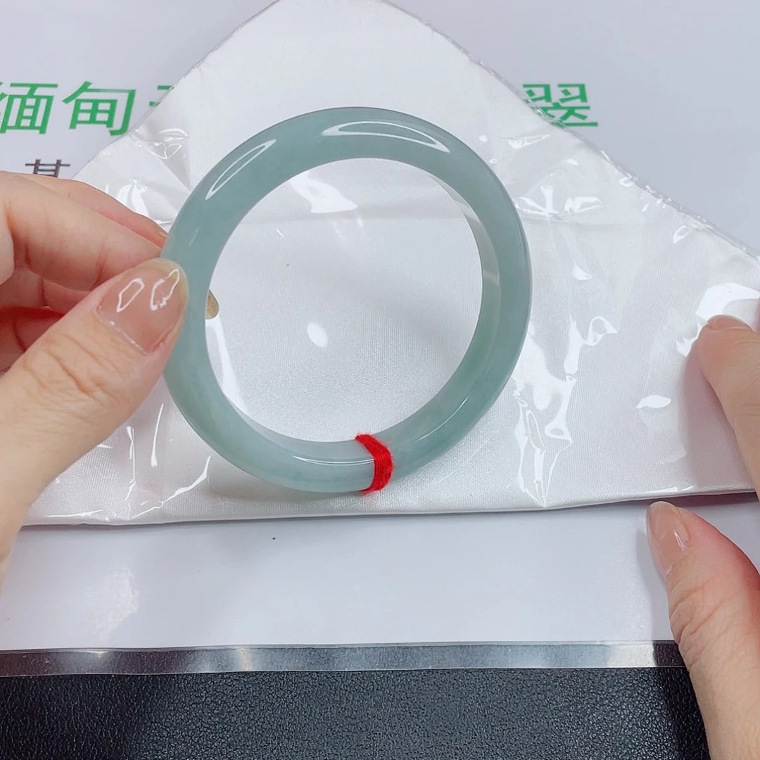翡翠手镯未镶嵌村*
