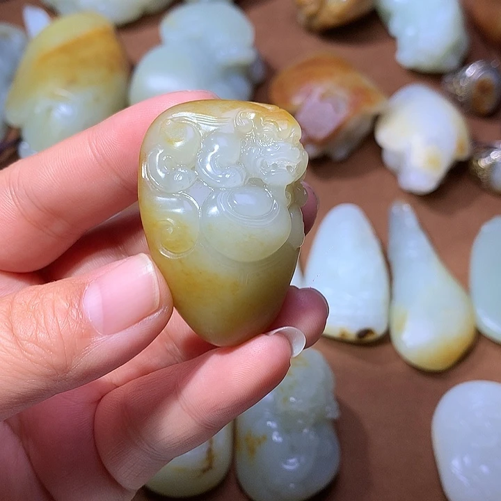 原***点和田玉未镶嵌颈饰