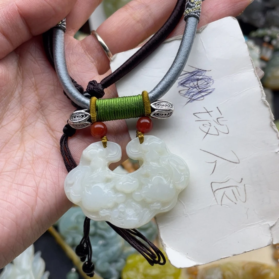 蛇纹石玉颈饰未镶嵌