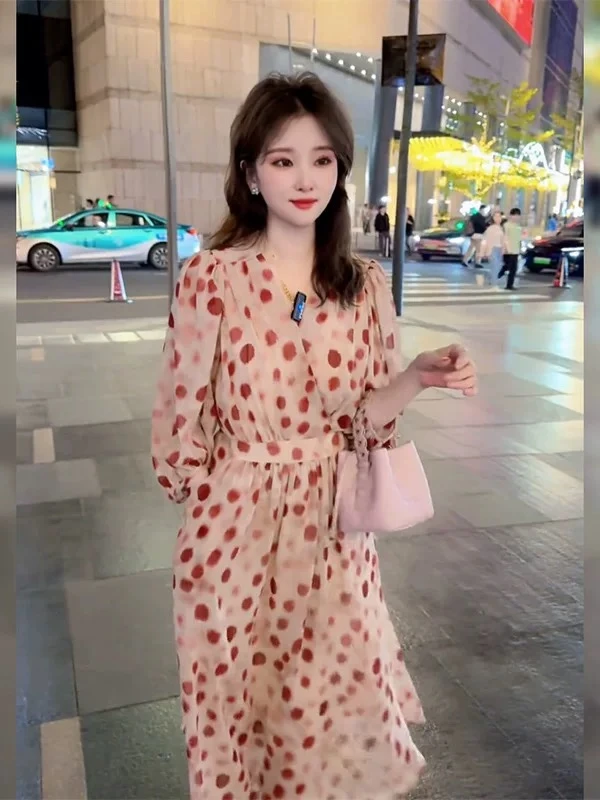 红色波点连衣裙女夏V领高级感灯笼袖气质显白显瘦中长裙女新款