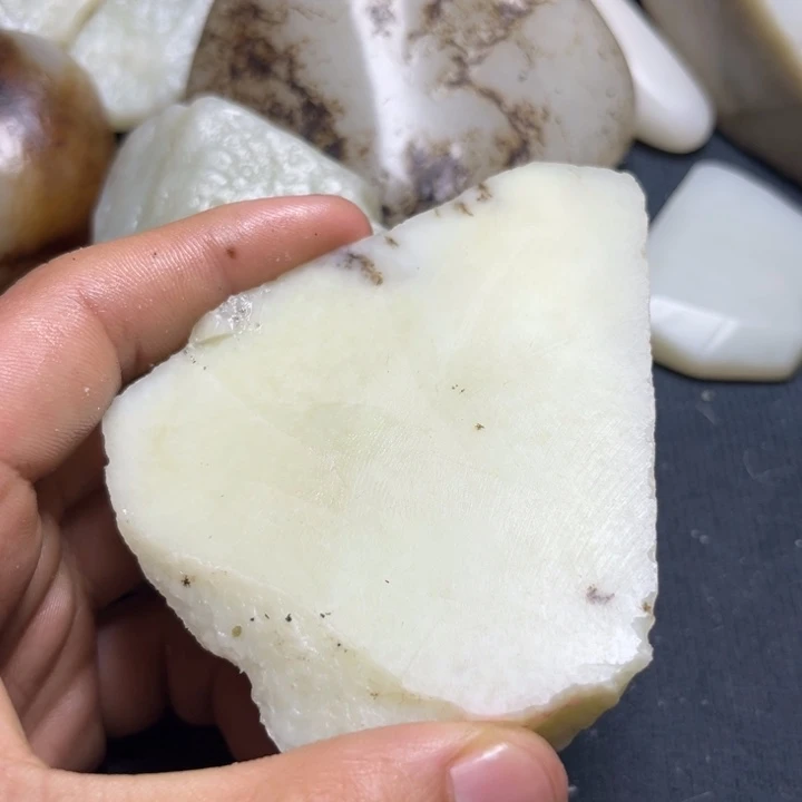 和田玉（糖玉）未镶嵌珠宝奇石