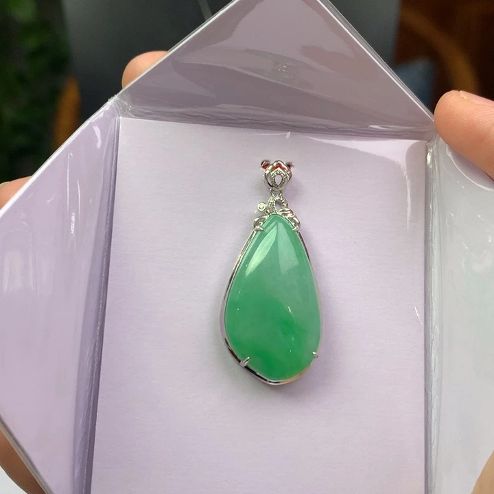 翡翠18K金镶嵌颈饰翡翠吊坠