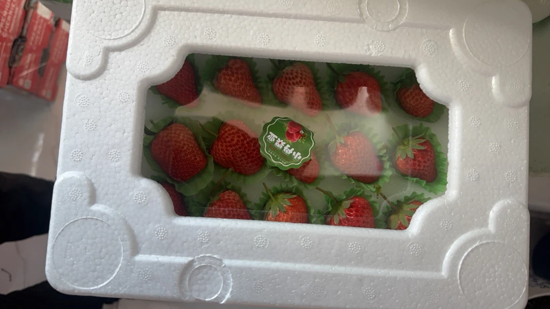 丹东99草莓一盒15颗果