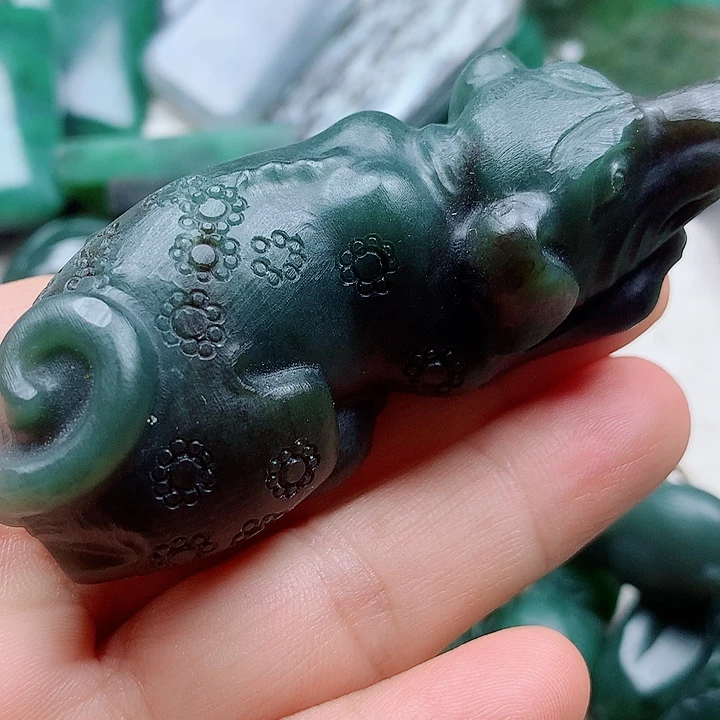苹***树颈饰未镶嵌和田玉