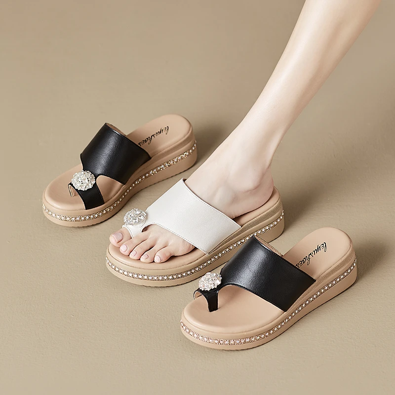 拖鞋女夏季外穿2025年新款坡跟厚底夹趾休闲水钻中跟软皮女式凉拖