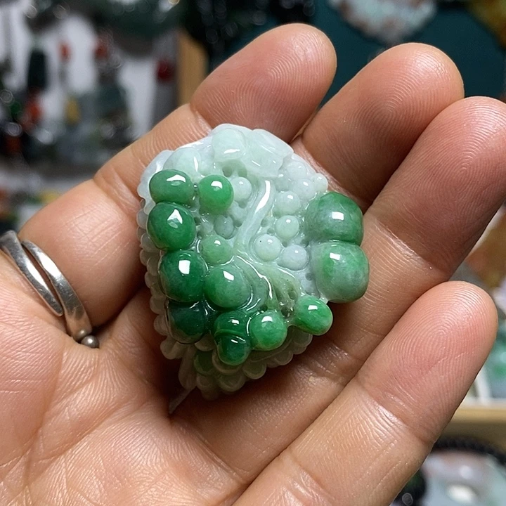 翡翠未镶嵌吊坠(赠链)