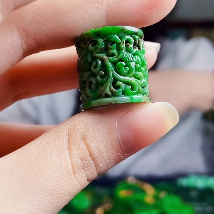 翡翠未镶嵌颈饰多样性