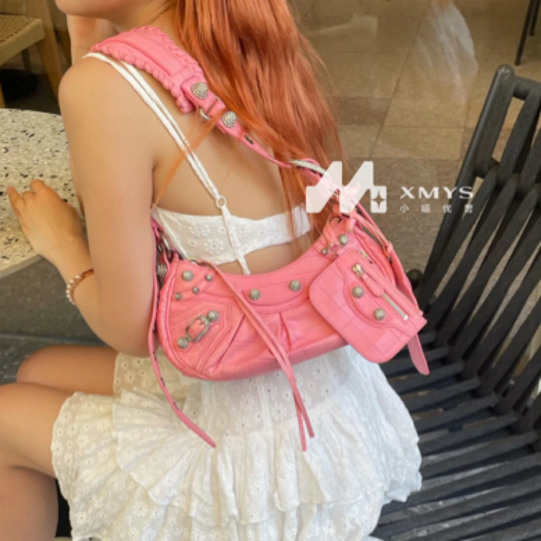 95新 Balenciaga/巴黎世家 le cagole鳄压纹牛皮粉色钻扣xs月牙包