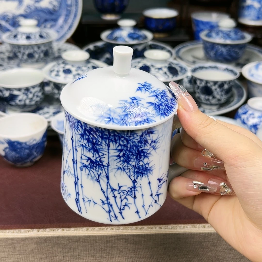 景德镇陶瓷办公杯。  景德镇