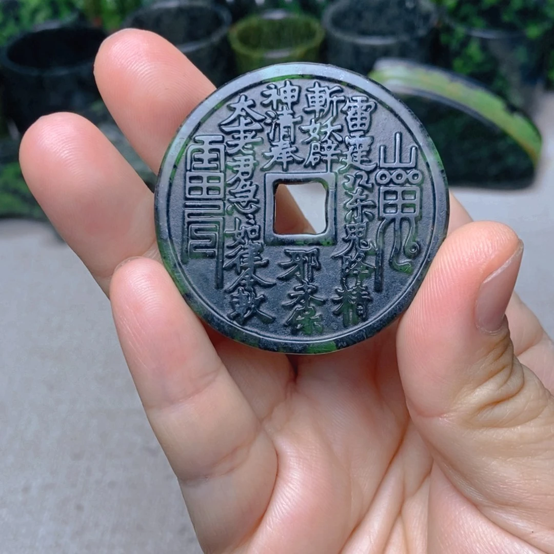 蛇纹石玉颈饰未镶嵌山鬼花牌