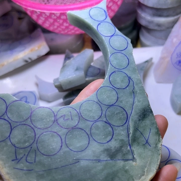 翡翠未镶嵌颈饰京****人